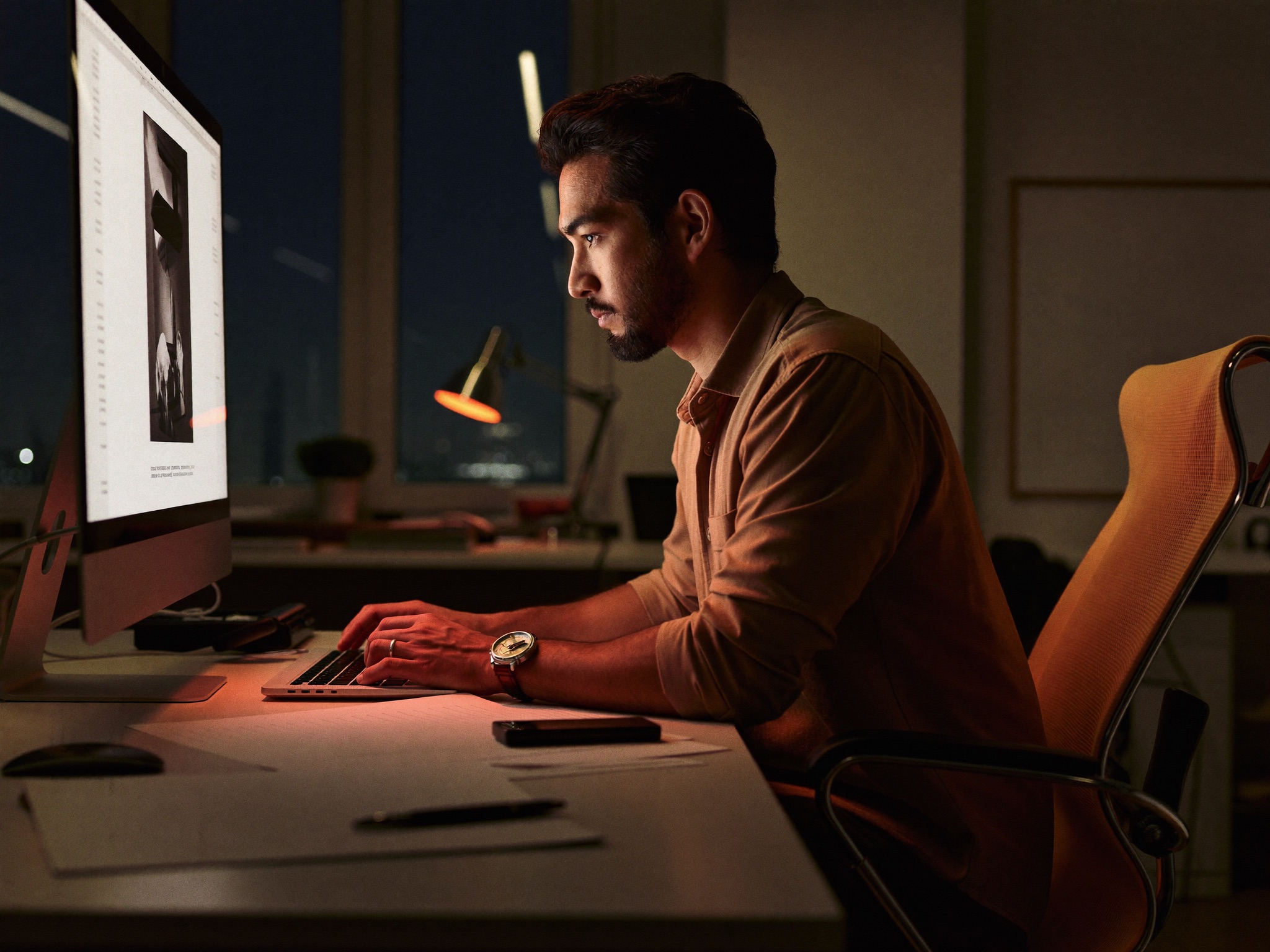 Persona trabajando de noche entre mensajes y tareas pendientes